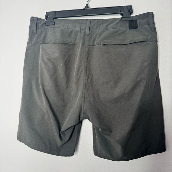 Vuori gray shorts
Waist 17”
Length 18”
Inseam 8”

BR135 - Picture 4 of 5